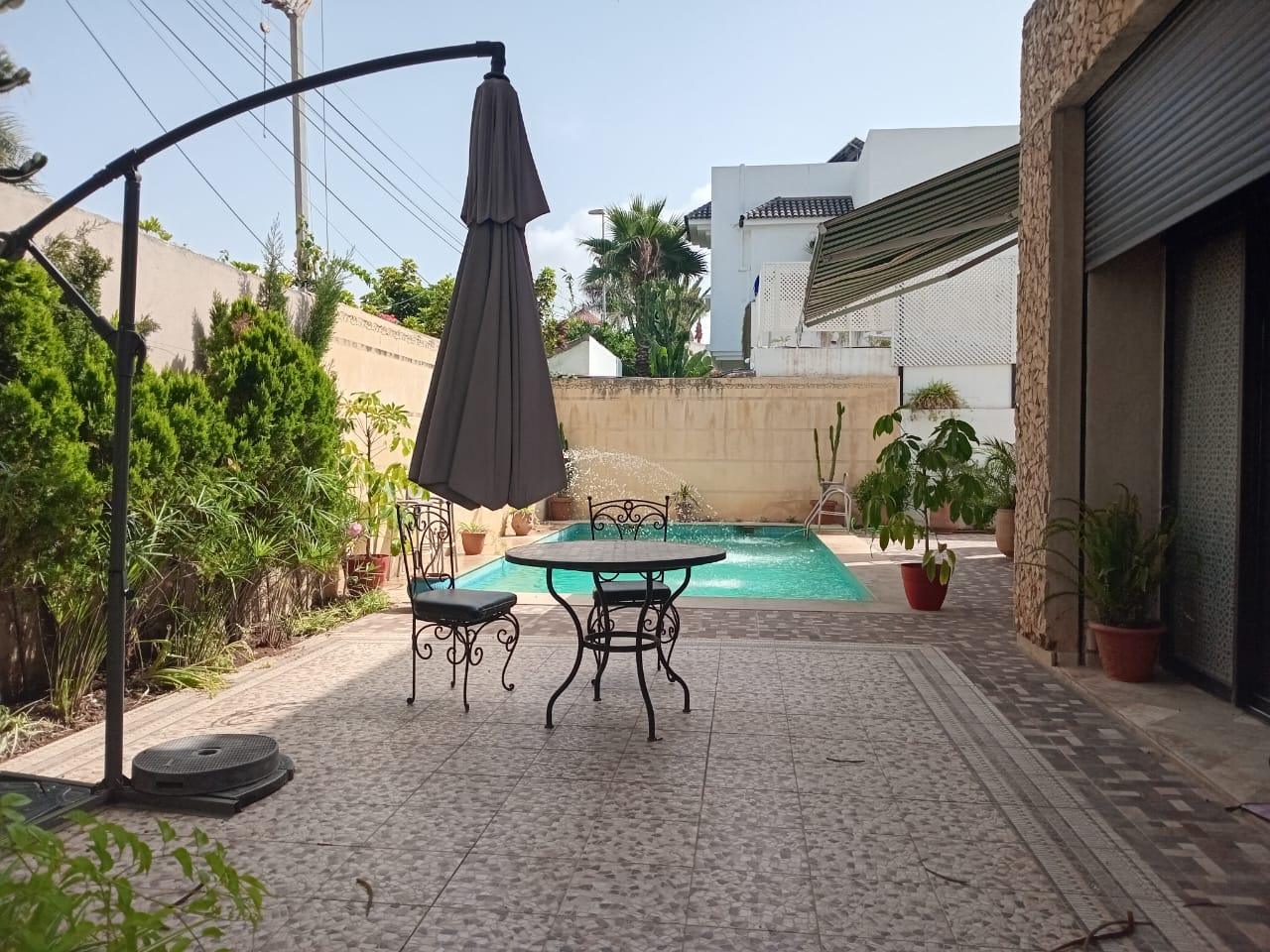 Terrasse et piscine du centre de yoga Yoga You à Casablanca
